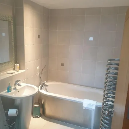 Amazing 2 Bed 2 Bath Apartment City Centre Free Secure Parking Cardiff Exterior photo