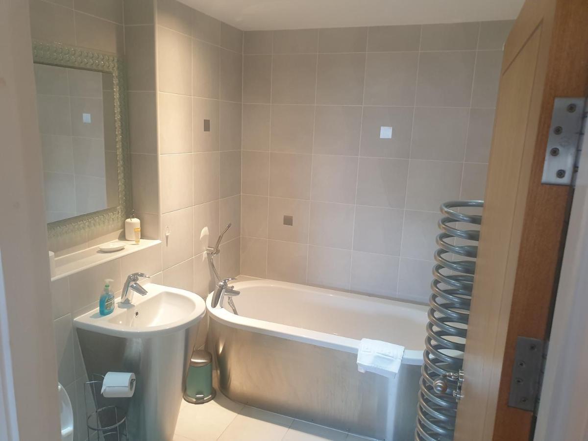 Amazing 2 Bed 2 Bath Centre Free Secure Parking