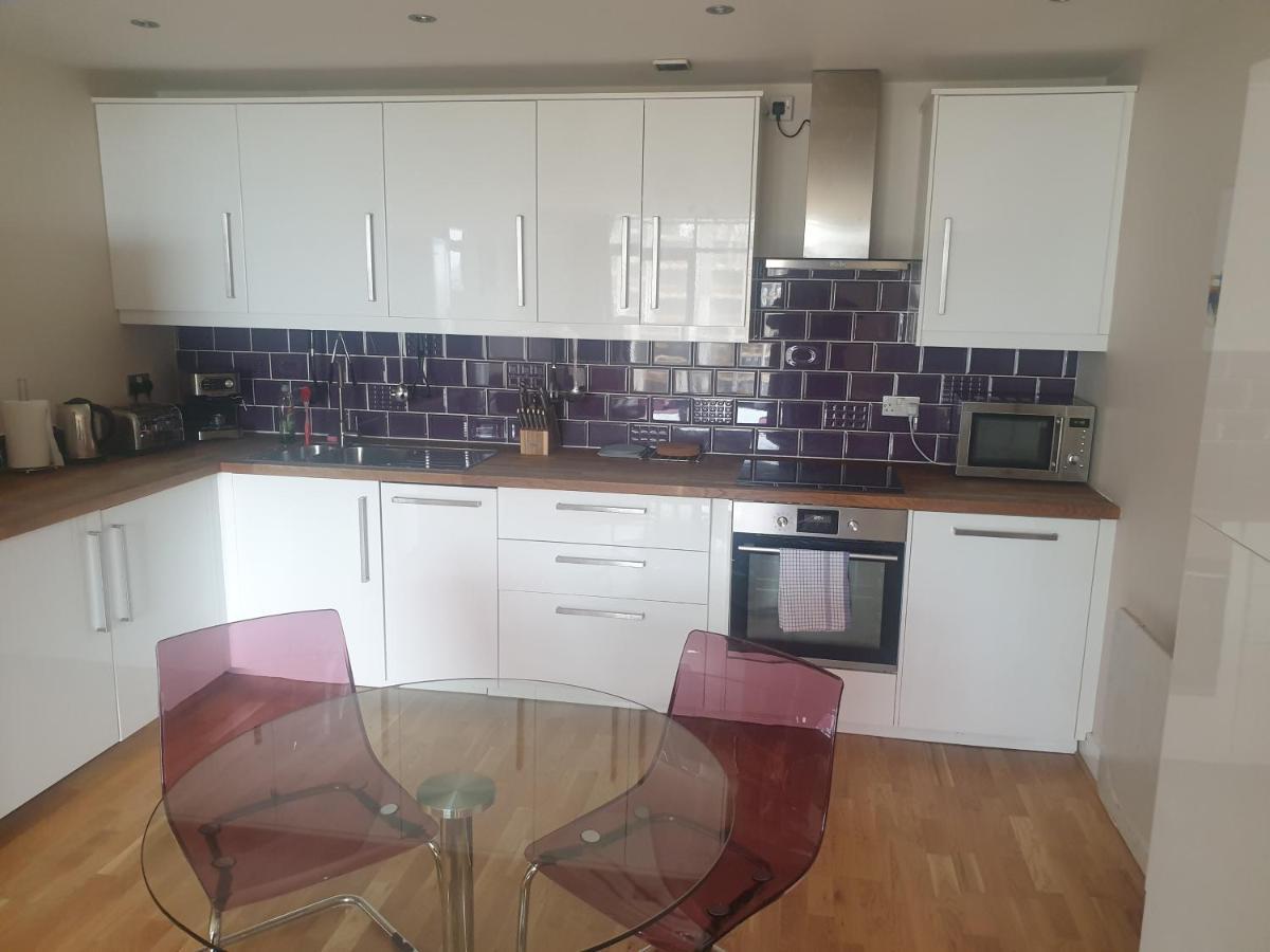 Amazing 2 Bed 2 Bath Centre Free Secure Parking Apartment *